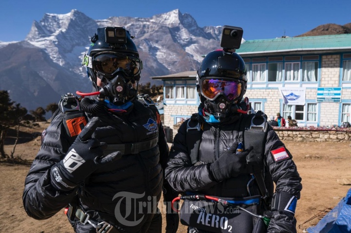 Naila Novaranti Lakukan Terjun Payung Dari Atas Mount Everest