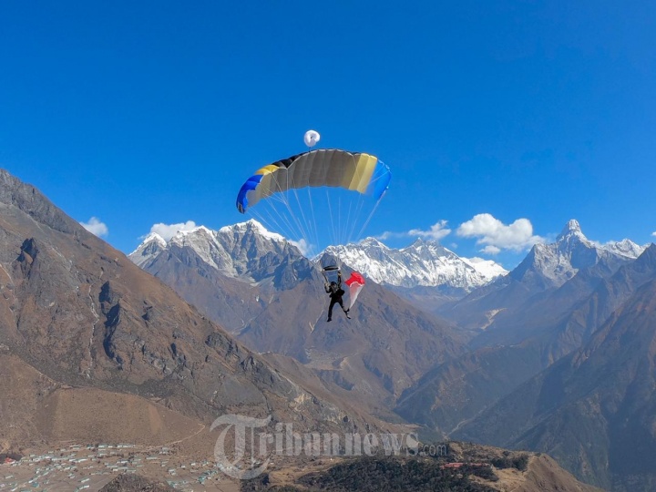 Naila Novaranti Lakukan Terjun Payung Dari Atas Mount Everest