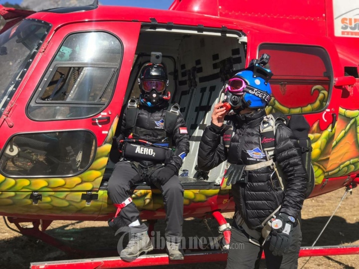 Naila Novaranti Lakukan Terjun Payung Dari Atas Mount Everest