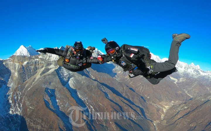 Naila Novaranti Lakukan Terjun Payung Dari Atas Mount Everest