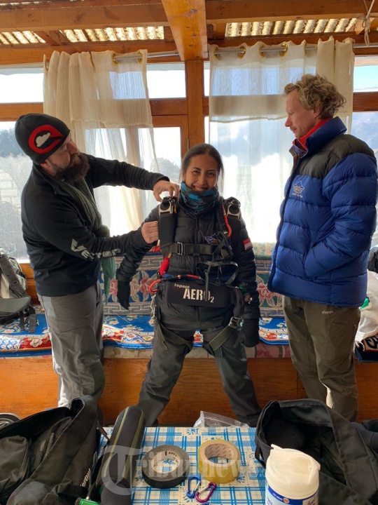 Naila Novaranti Lakukan Terjun Payung Dari Atas Mount Everest