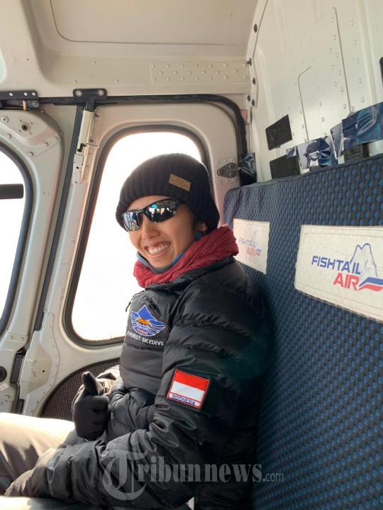 Naila Novaranti Lakukan Terjun Payung Dari Atas Mount Everest