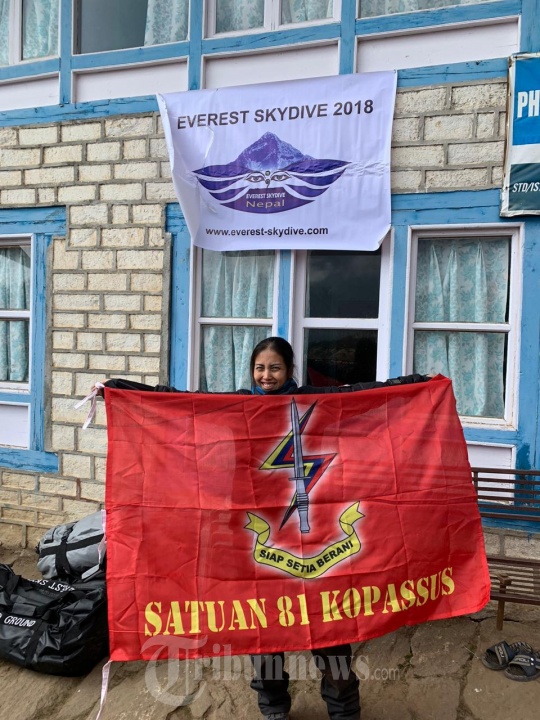 Naila Novaranti Lakukan Terjun Payung Dari Atas Mount Everest