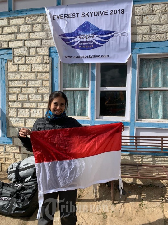 Naila Novaranti Lakukan Terjun Payung Dari Atas Mount Everest