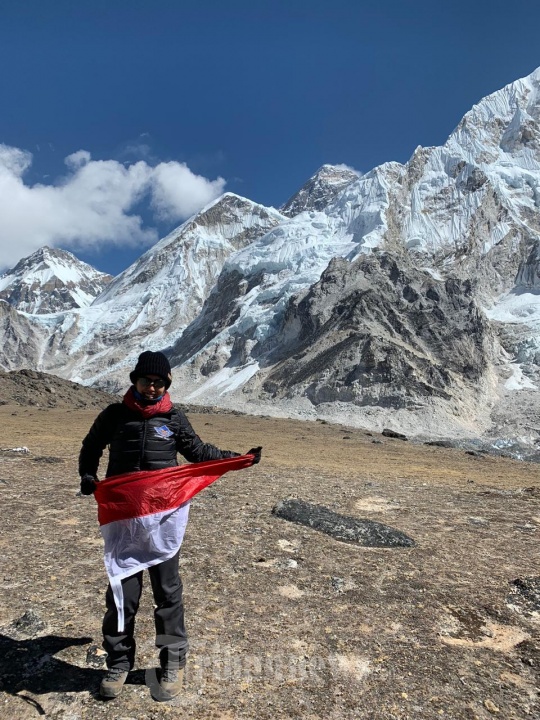 Naila Novaranti Lakukan Terjun Payung Dari Atas Mount Everest