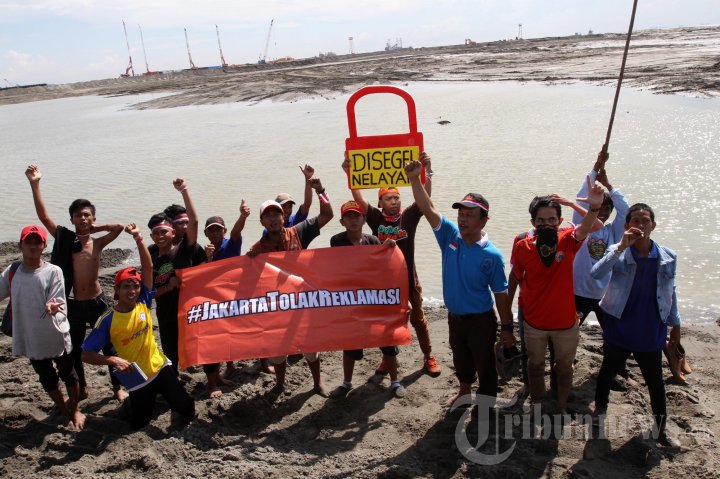 Nelayan Segel Proyek Reklamasi Pulau G