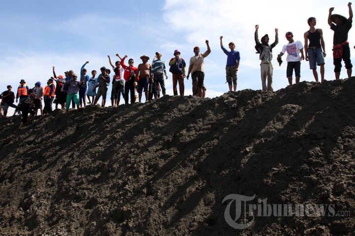Nelayan Segel Proyek Reklamasi Pulau G