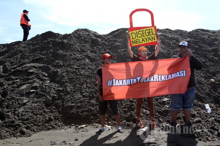 Nelayan Segel Proyek Reklamasi Pulau G