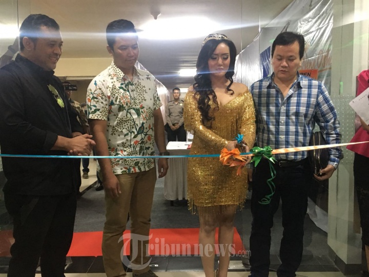 Neng Oshin Luncurkan Neng Oshin Karaoke Keluarga