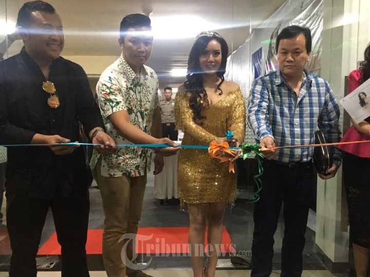 Neng Oshin Luncurkan Neng Oshin Karaoke Keluarga