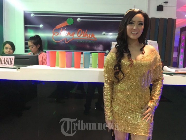 Neng Oshin Luncurkan Neng Oshin Karaoke Keluarga