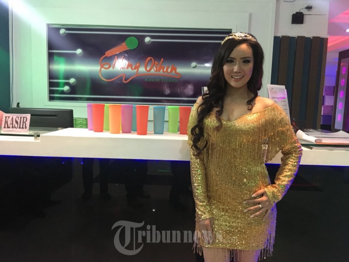 Neng Oshin Luncurkan Neng Oshin Karaoke Keluarga