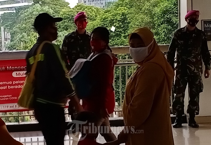 New Normal Pasukan Marinir Berjaga di Stasiun Palmerah