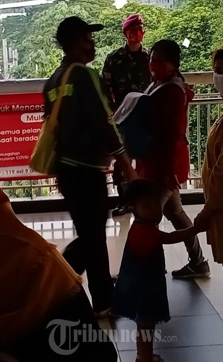 New Normal Pasukan Marinir Berjaga di Stasiun Palmerah