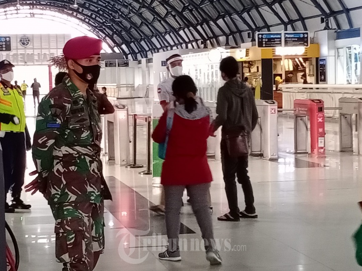 New Normal Pasukan Marinir Berjaga di Stasiun Palmerah