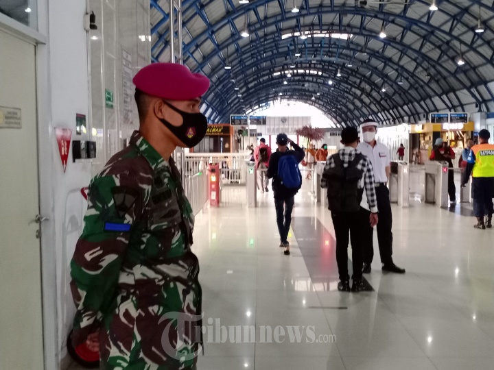New Normal Pasukan Marinir Berjaga di Stasiun Palmerah