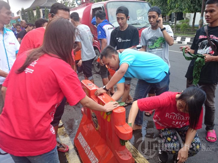 Ngabuburit Bersihkan Separator di Solo