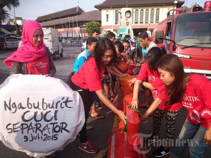 Ngabuburit Bersihkan Separator di Solo