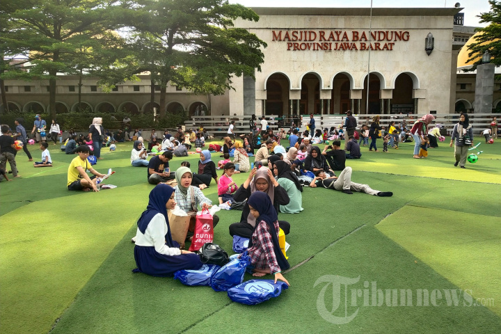 Ngabuburit di Taman Alun-alun Kota Bandung