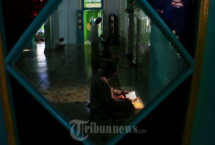 Ngaji Di masjid Jami Pekojan Semarang