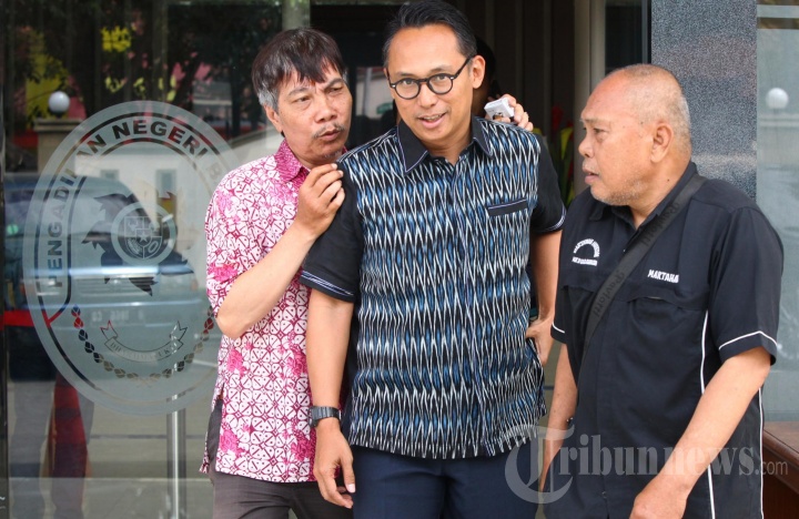 Anggota DPR RI Junico BP Siahaan akrab disapa Nico Siahaan meninggalkan gedung seusai menjadi saksi sidang terdakwa Bupati Cirebon nonkatif Sunjaya dalam kasus korupsi jual-beli jabatan, di Pengadilan Tipikor Bandung, Jalan LLRE Martadinata, Kota Bandung, Rabu (13/3/2019). Dalam persidangan, Nico dimintai keterangan terkait uang Rp 250 juta sumbangan dari terdakwa Sunjaya untuk acara Sumpah Pemuda yang diselenggarakan PDIP. 