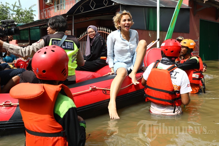 Nikita Mirzani Sambangi Banjir di Ciledug Indah
