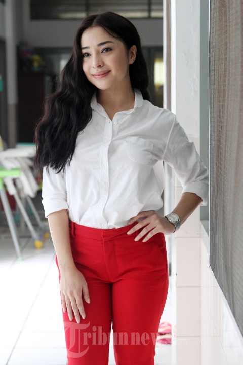 Artis peran Nikita Willy, merayakan ulang tahunnya yang ke-23 bersama dengan 35 anak-anak Yayasan sayap Ibu yang masih berusia balita hingga sedang duduk di bangku Sekolah Menengah Pertama (SMP) di kawasan Kebayoran Baru, Jakarta Selatan, Kamis (29/6/2017). 