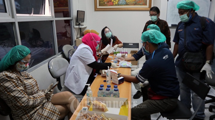 Nita Thalia Ajak Wartawan Kunjungi Pabrik Dqueena Cosmetic