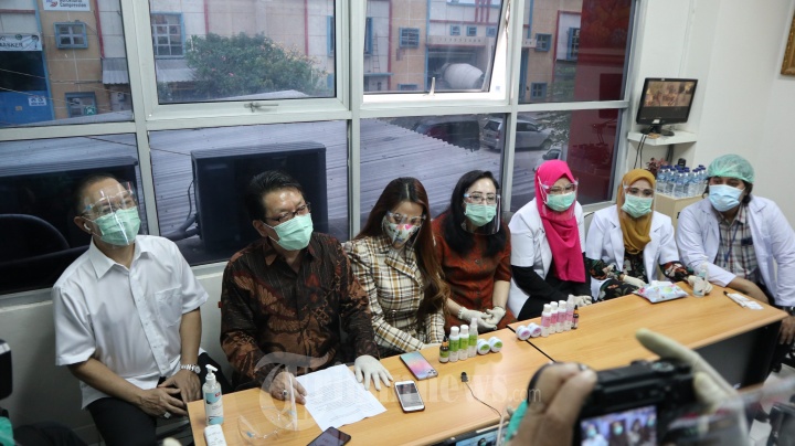 Nita Thalia Ajak Wartawan Kunjungi Pabrik Dqueena Cosmetic