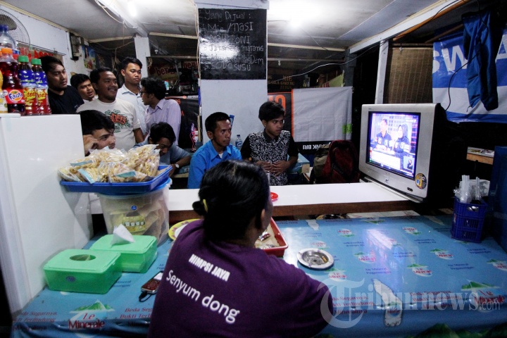 Nobar Debat Cagub DKI di Warung Makan