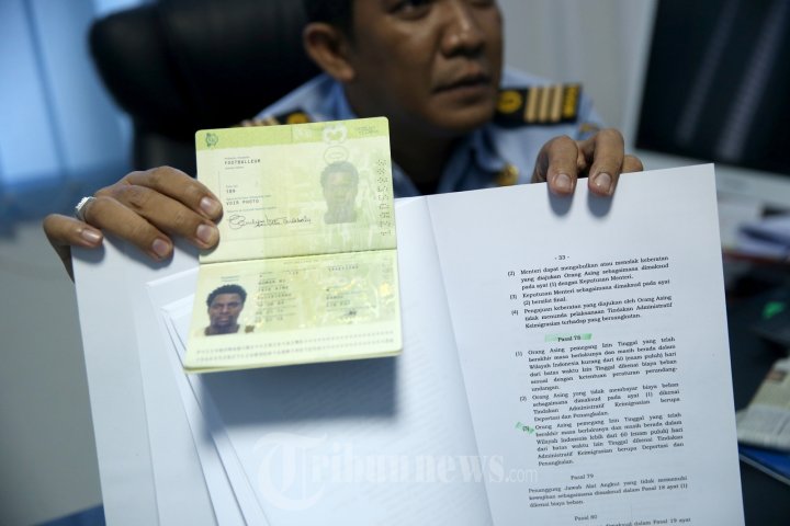 Noer Putra Bahagia Perlihatkan Paspor Bek PSM