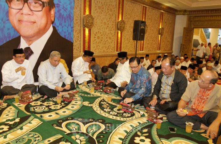 Oesman Sapta Odang Adakan Buka Puasa Bersama