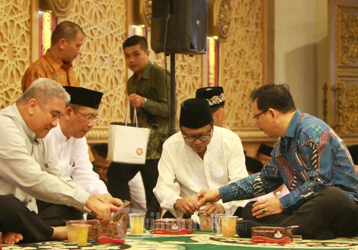Oesman Sapta Odang Adakan Buka Puasa Bersama