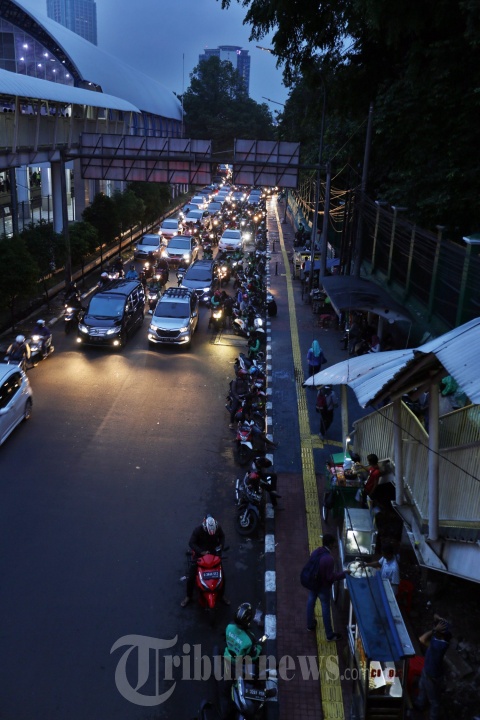 Ojek Online Padati Sisi Jalan Stasiun KA Palmerah