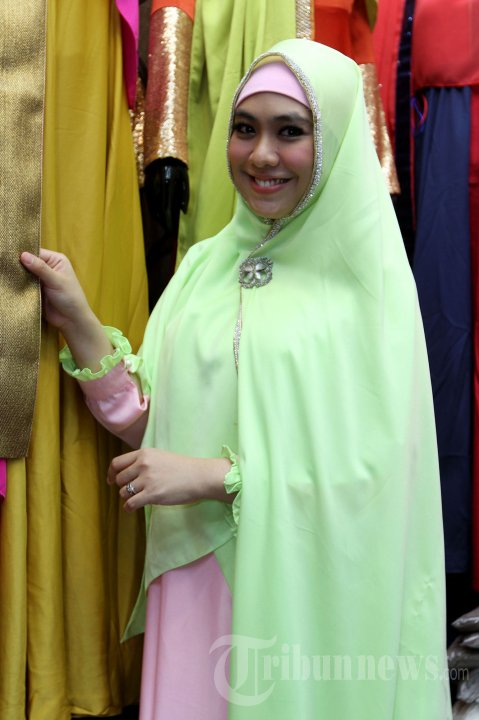 Oki Setiana Dewi Resmikan Gerai Busana Muslim