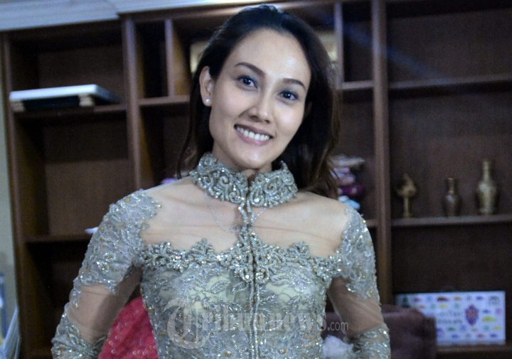 Okta Darnadi dan Kinaryosih Model Kiara Mayang