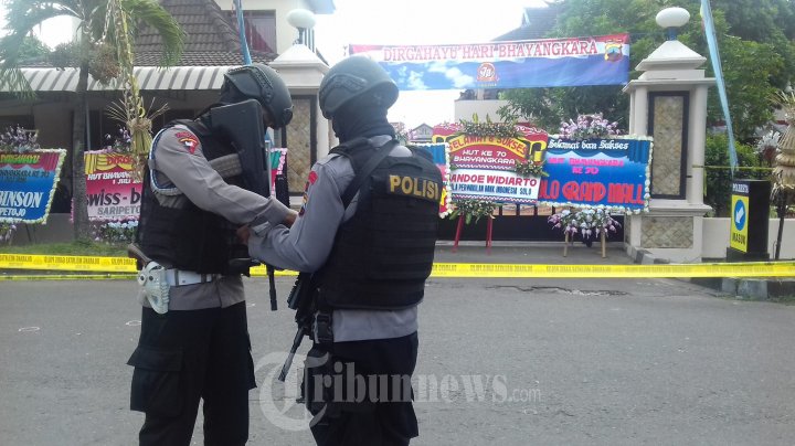 Olah TKP Pasca BOM Bunuh Diri di Mapolresta Surakarta