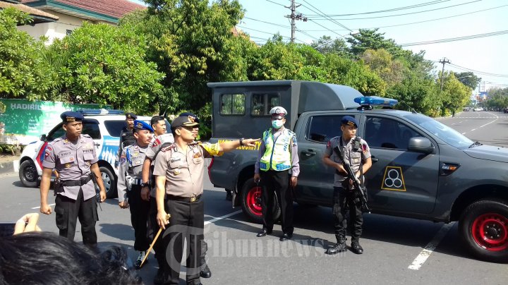 Olah TKP Pasca BOM Bunuh Diri di Mapolresta Surakarta