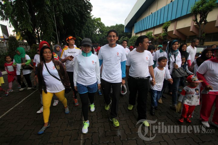 Olahraga Jalan Sehat Bersama Sandiaga Uno