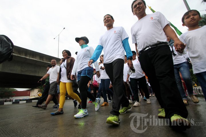 Olahraga Jalan Sehat Bersama Sandiaga Uno