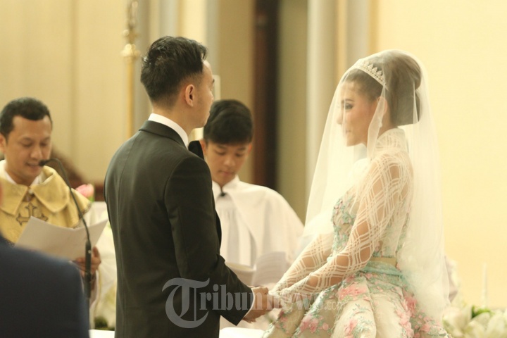 Olga Lydia dan Raphael Aris Utama Nikah di Gereja Katedral