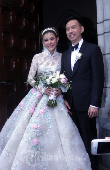 Olga Lydia dan Raphael Aris Utama Nikah di Gereja Katedral