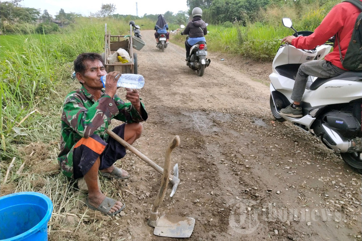 Oman Sukarela Rawat Jalan Pintas 500 Meter di Dayeuhkolot