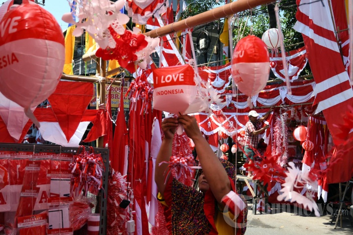Suasana Jl Darmokali belakang Monumen Wira Surya Agung penuh akan bendera dan umbul-umbul karena warga mayoritas menjadi perajin dan penjual bendera Merah Putih. Foto diambil Senin (29/7). 