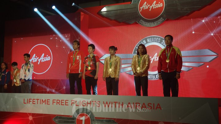 Owi/Butet Terima Penghargaan Tiket Gratis Seumur Hidup