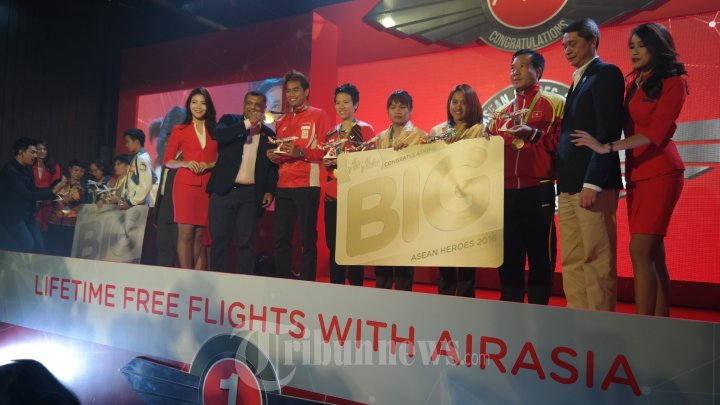 Owi/Butet Terima Penghargaan Tiket Gratis Seumur Hidup