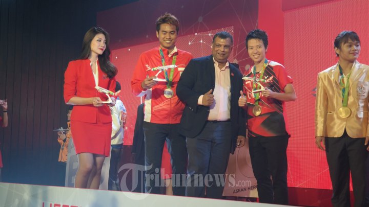 Owi/Butet Terima Penghargaan Tiket Gratis Seumur Hidup