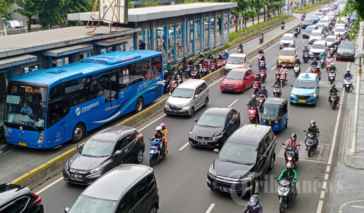 Padatnya Kendaraan pada Jam-jam Sibuk di Jakarta