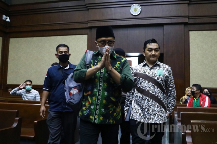 Pakai Masker, Imam Nahrawi Jalani Sidang Lanjutan Kasusnya
