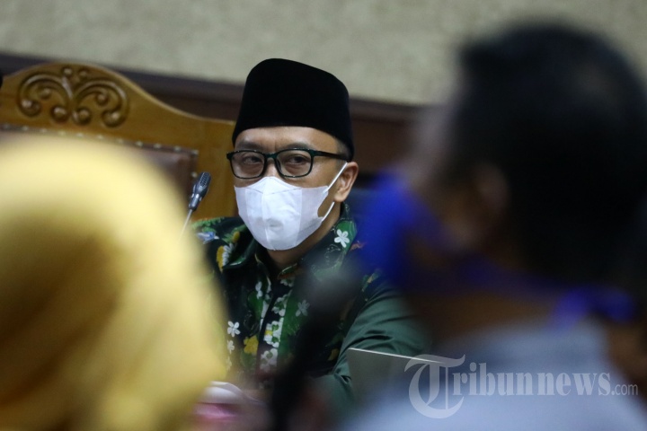 Pakai Masker, Imam Nahrawi Jalani Sidang Lanjutan Kasusnya